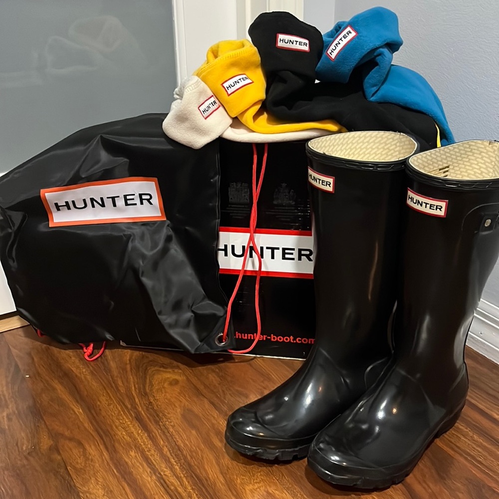 Hunter boots with 4 pair of fleece boot socks - fits size 6 feet
